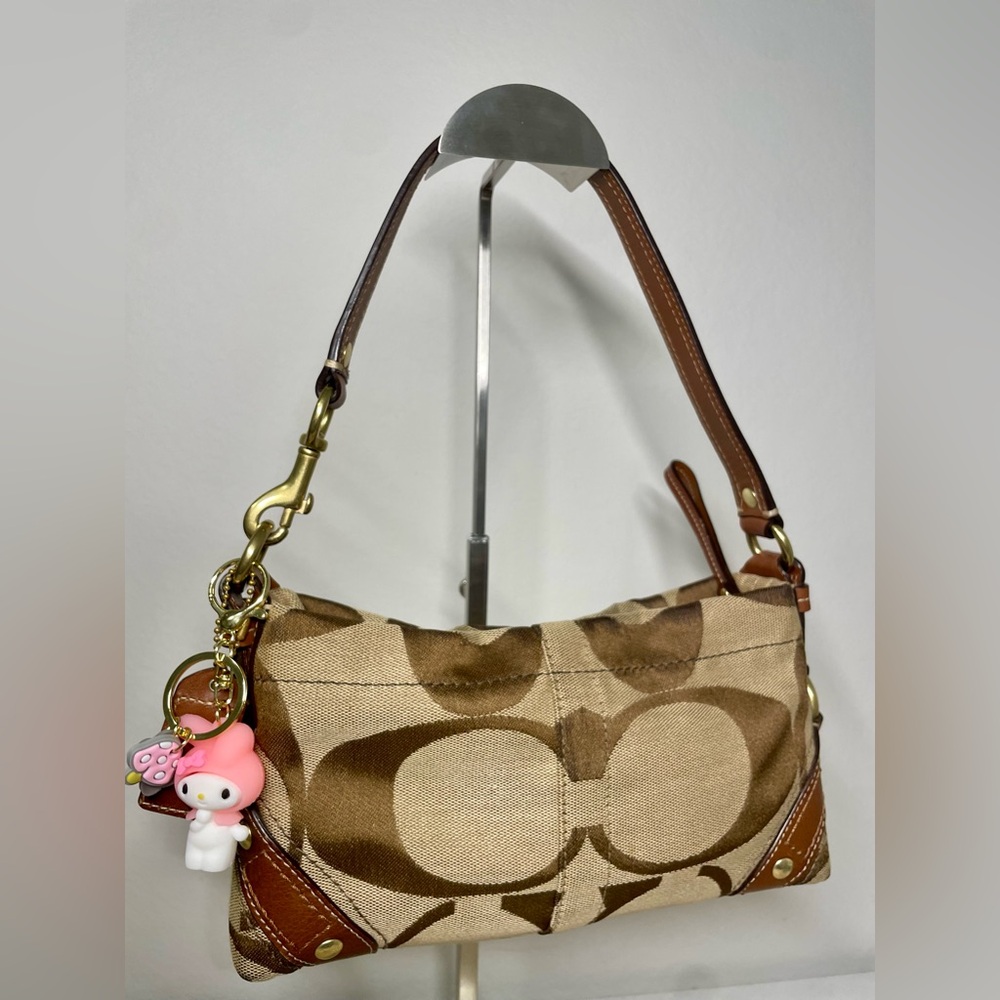 💼 Coach Carly Hobo Bag 💼
This stunning Coach Carly Hobo Bag